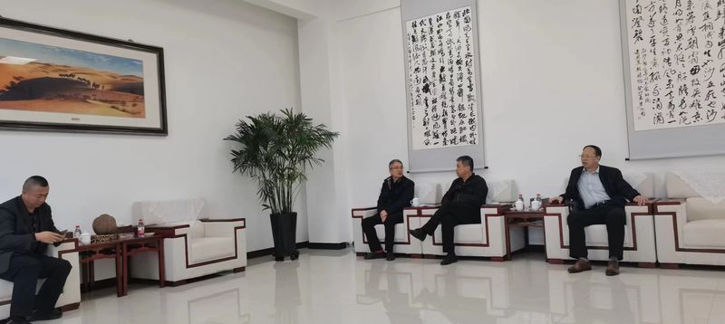 公司與哈密市政府領(lǐng)導(dǎo)洽談公司新疆發(fā)展思路，加大助力新疆能源發(fā)展！